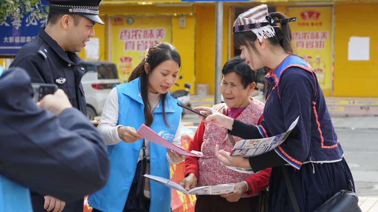 崇左市大新县开展“争做大新好网民 网络举报辟谣我先行”主题宣传活动